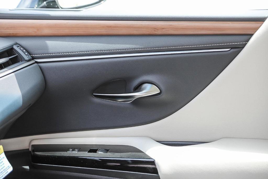 new 2025 Lexus ES 300h car, priced at $49,314