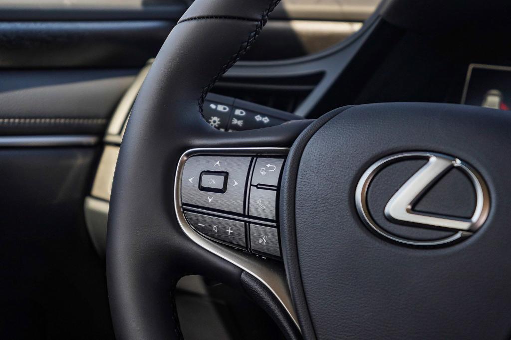 new 2025 Lexus ES 300h car, priced at $47,795