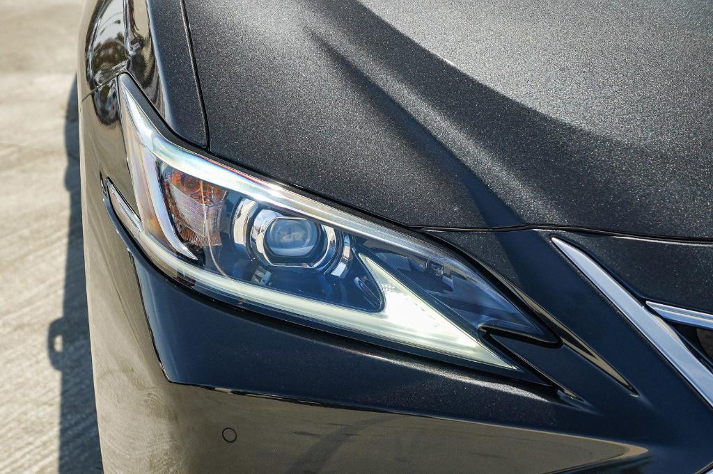 new 2025 Lexus ES 300h car, priced at $47,795