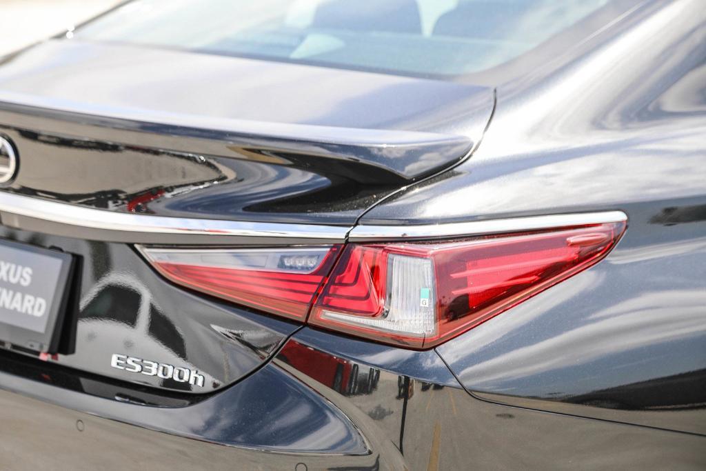 new 2025 Lexus ES 300h car, priced at $52,666
