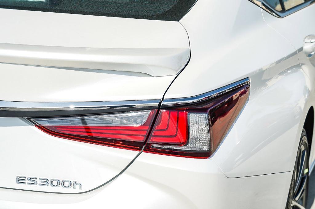 new 2025 Lexus ES 300h car, priced at $46,306