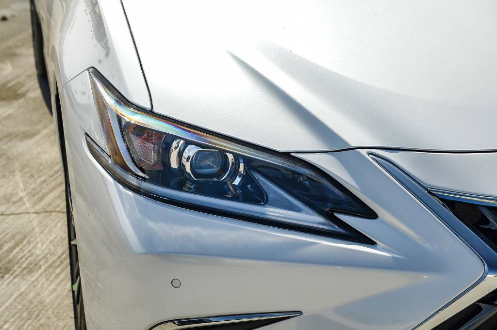 new 2025 Lexus ES 300h car, priced at $46,306