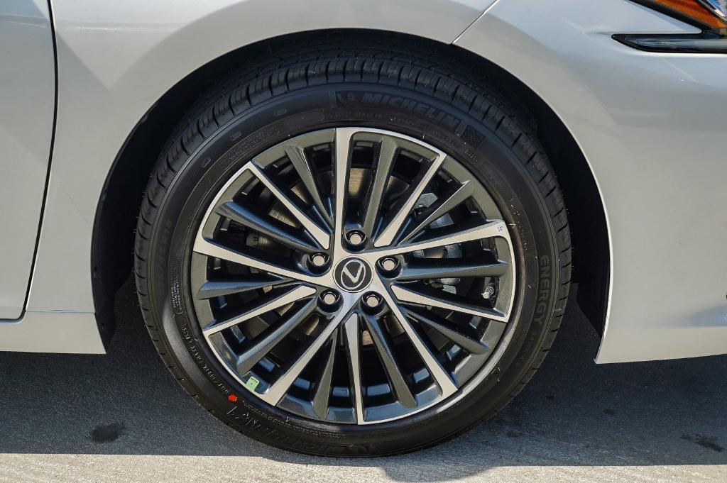 new 2025 Lexus ES 300h car, priced at $46,306