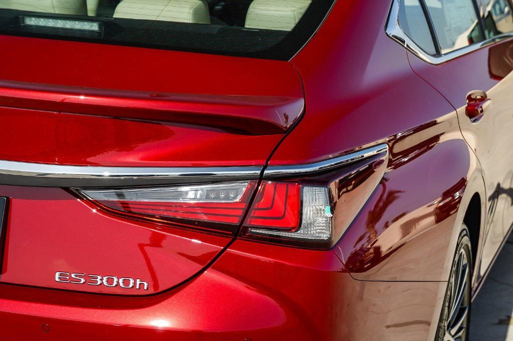 new 2025 Lexus ES 300h car, priced at $47,461