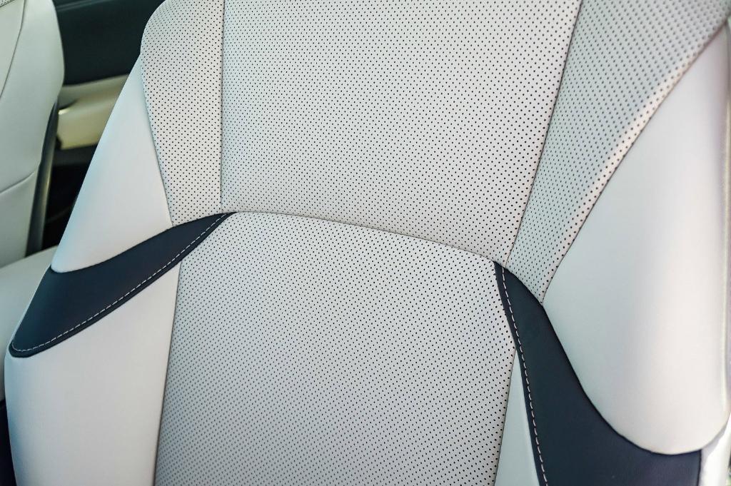 new 2025 Lexus ES 300h car, priced at $47,461