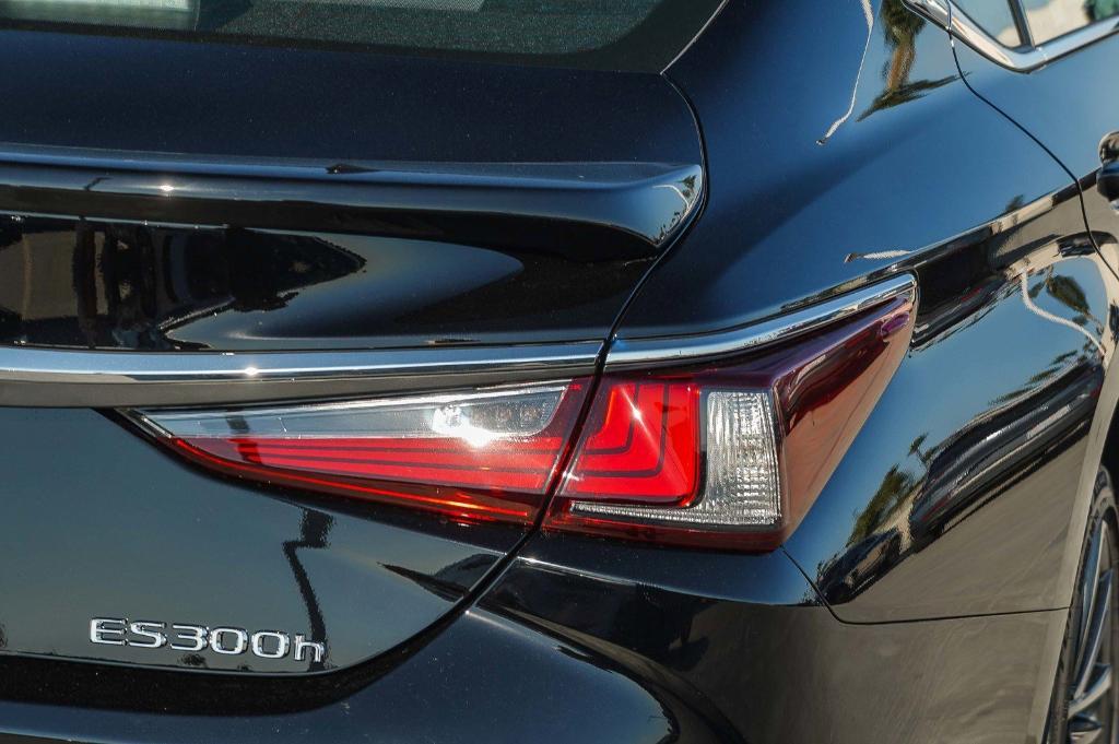 new 2025 Lexus ES 300h car, priced at $45,881