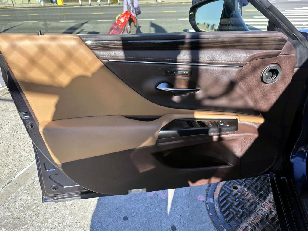 used 2019 Lexus ES 300h car, priced at $26,998