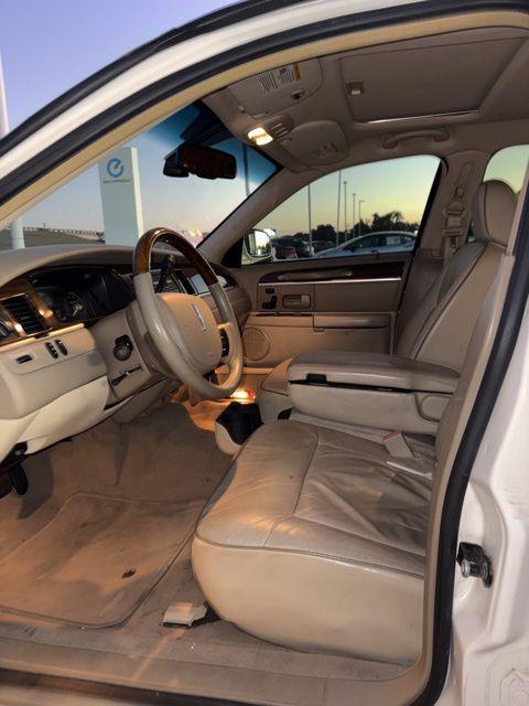 used 2007 Lincoln Town Car car, priced at $9,500
