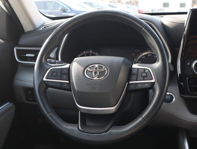 used 2022 Toyota Highlander car, priced at $35,724