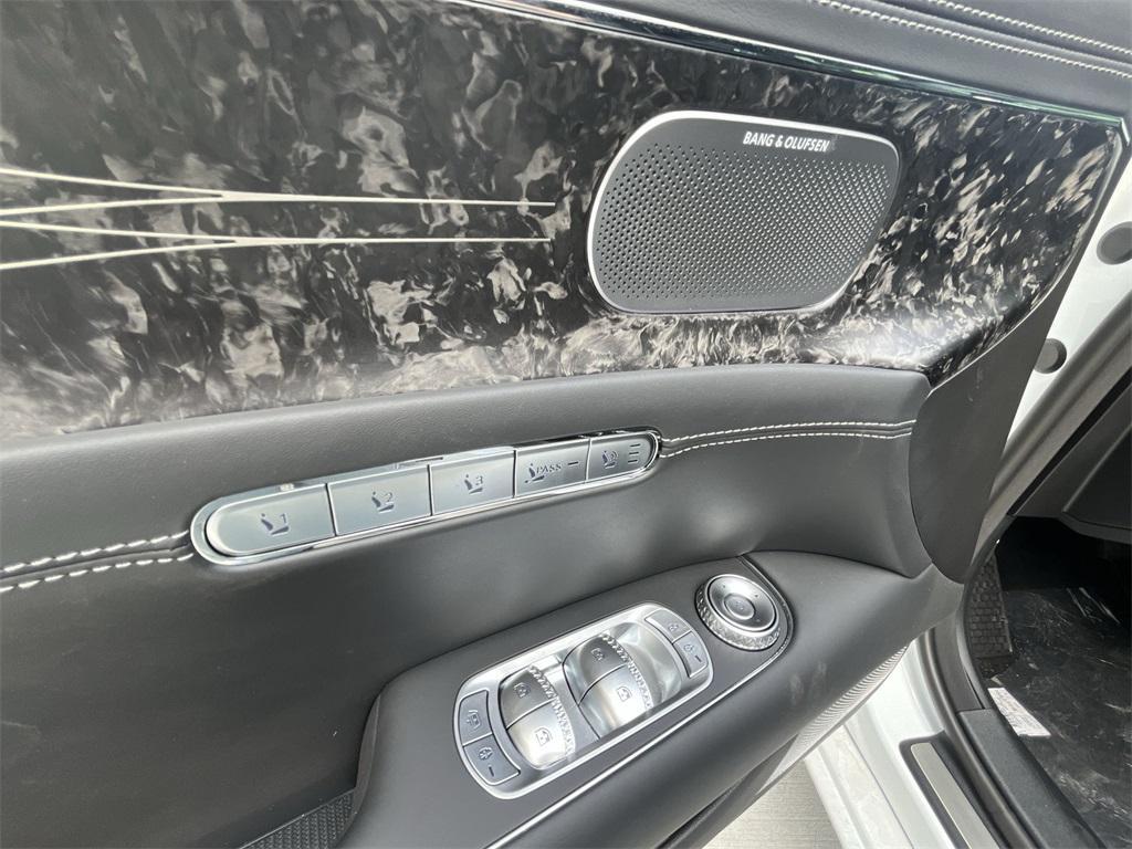 new 2025 Genesis G90 car, priced at $93,102