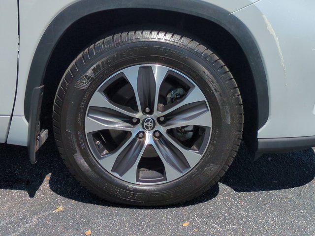 used 2022 Toyota Highlander car, priced at $33,388