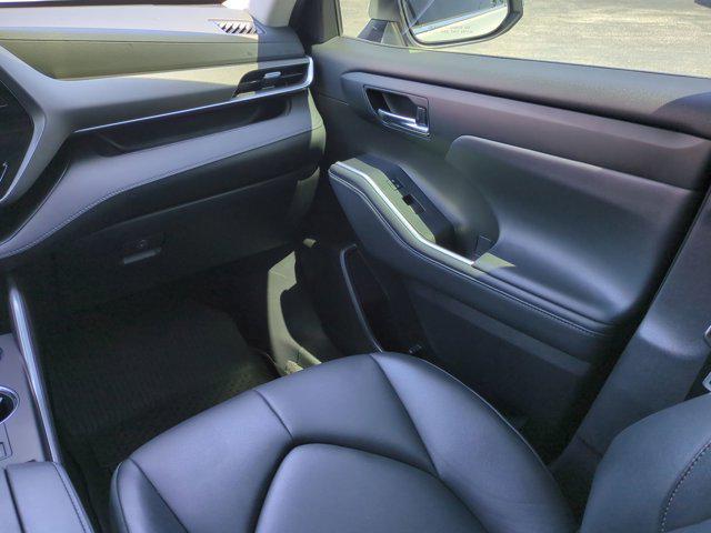 used 2022 Toyota Highlander car, priced at $33,388