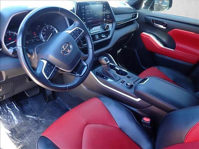 used 2022 Toyota Highlander car, priced at $34,999