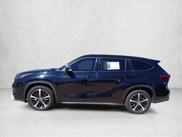 used 2022 Toyota Highlander car, priced at $34,999