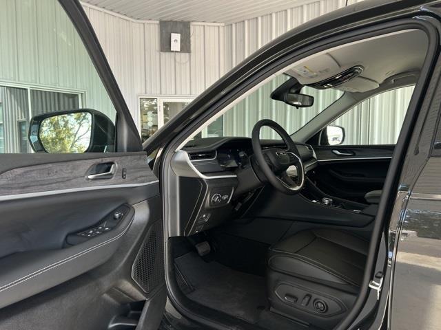 new 2023 Jeep Grand Cherokee car, priced at $37,999