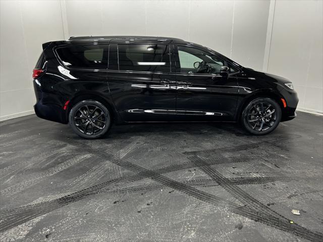 new 2024 Chrysler Pacifica car, priced at $47,942