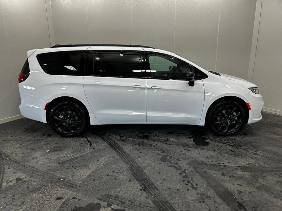 new 2024 Chrysler Pacifica car, priced at $48,566