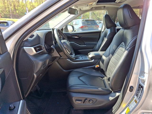 used 2022 Toyota Highlander car, priced at $32,999
