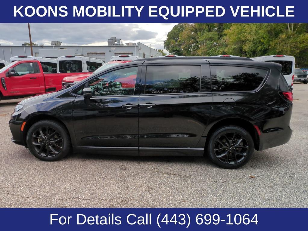 used 2023 Chrysler Pacifica car