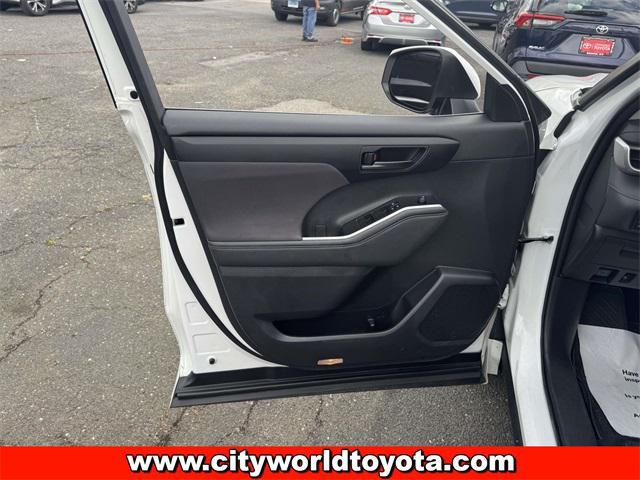 used 2023 Toyota Highlander car, priced at $29,290