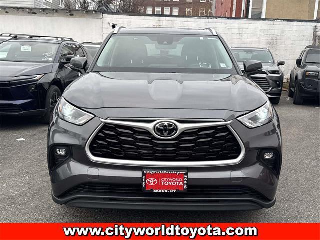 used 2025 Toyota Highlander Hybrid car, priced at $44,990