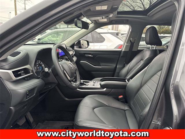 used 2025 Toyota Highlander Hybrid car, priced at $44,990