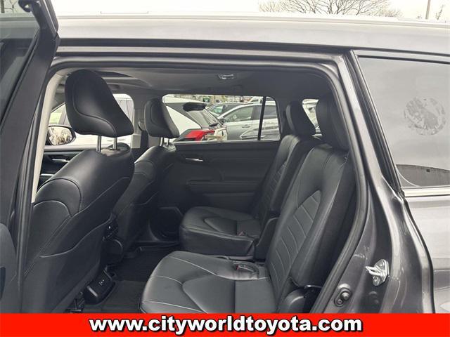 used 2025 Toyota Highlander Hybrid car, priced at $44,990
