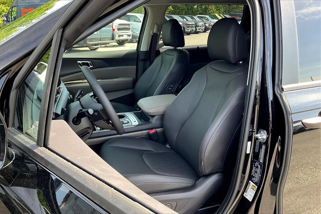 new 2025 Kia Carnival car, priced at $38,627