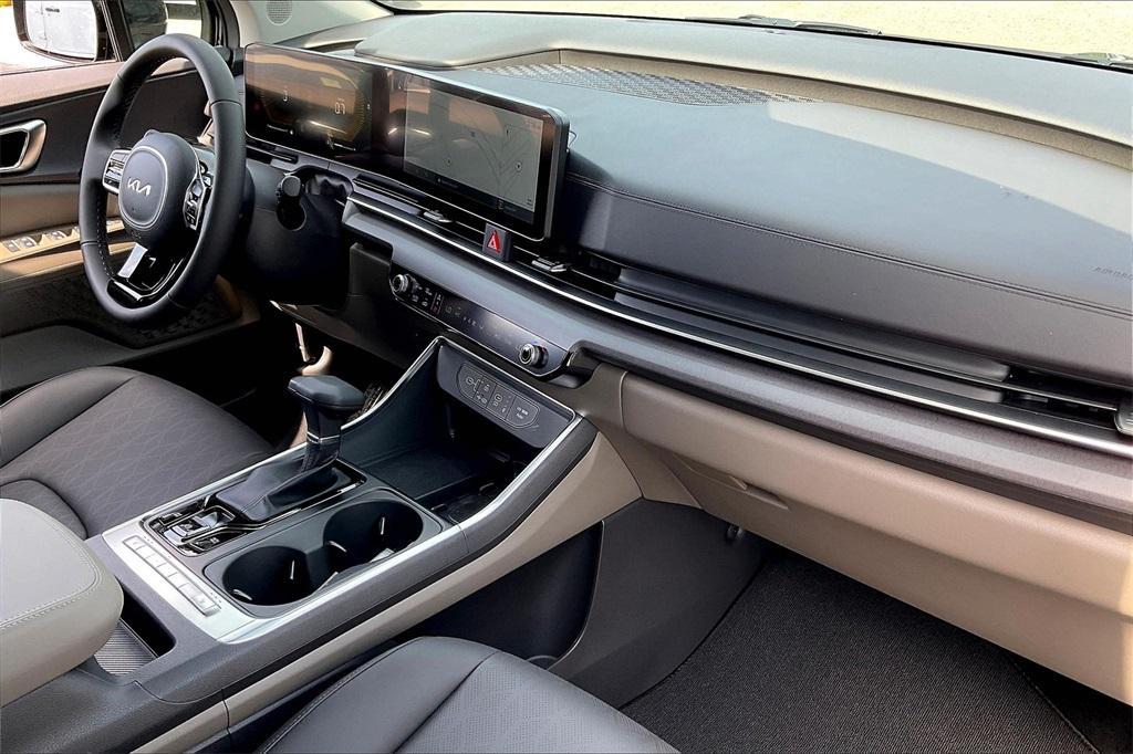 new 2025 Kia Carnival car, priced at $38,627