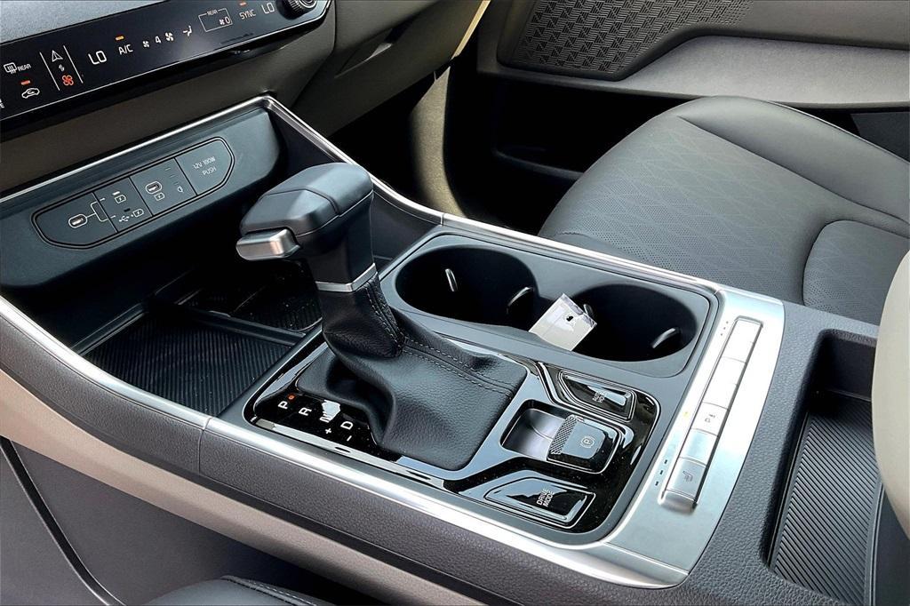 new 2025 Kia Carnival car, priced at $38,627