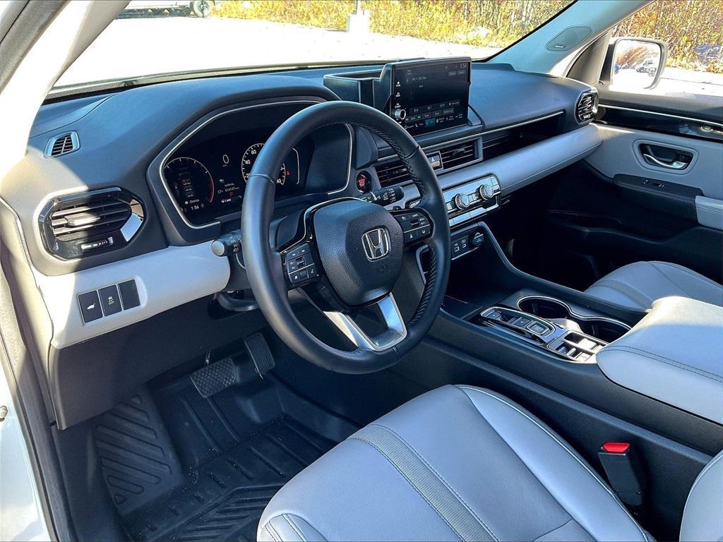used 2025 Honda Pilot car, priced at $42,777