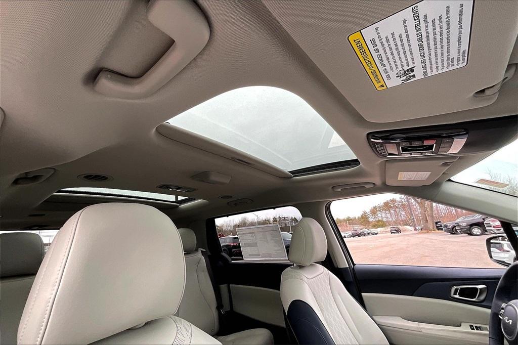new 2025 Kia Carnival Hybrid car, priced at $45,140
