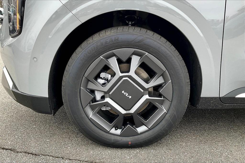 new 2025 Kia Carnival Hybrid car, priced at $45,140