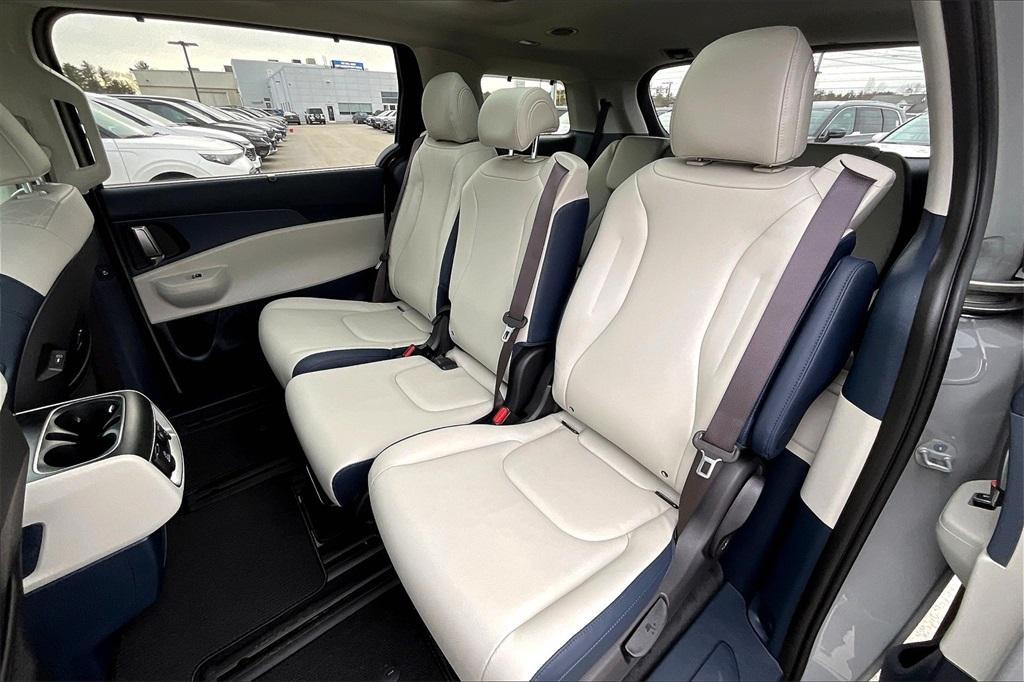 new 2025 Kia Carnival Hybrid car, priced at $45,140