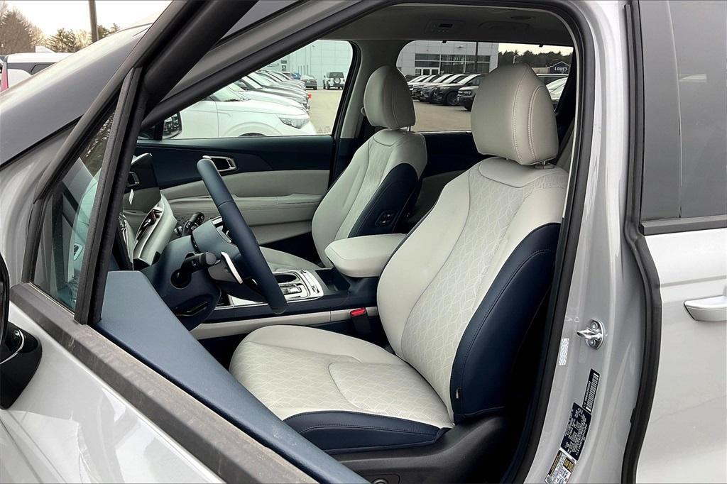 new 2025 Kia Carnival Hybrid car, priced at $45,140