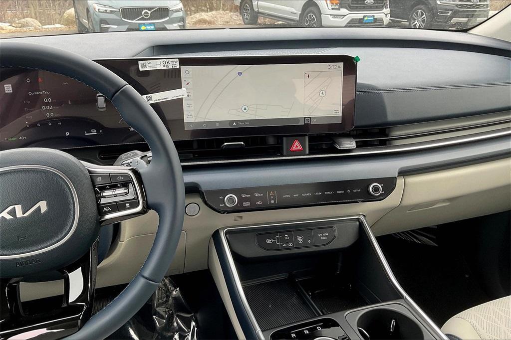 new 2025 Kia Carnival Hybrid car, priced at $45,140