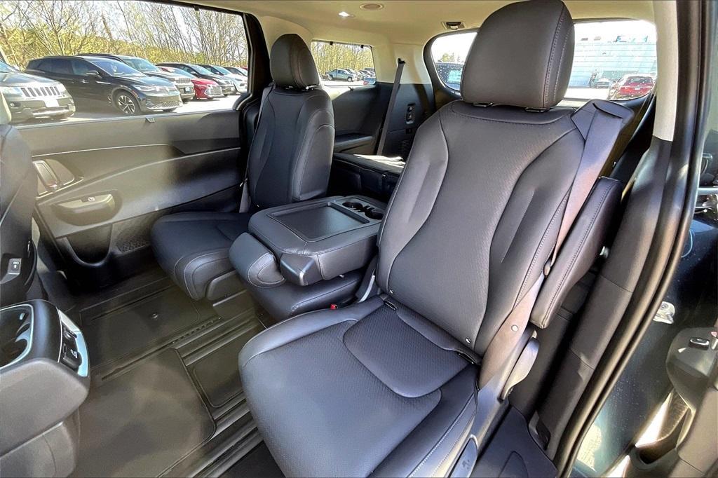 new 2025 Kia Carnival Hybrid car, priced at $50,139
