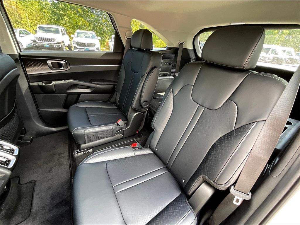new 2025 Kia Sorento Hybrid car, priced at $38,600