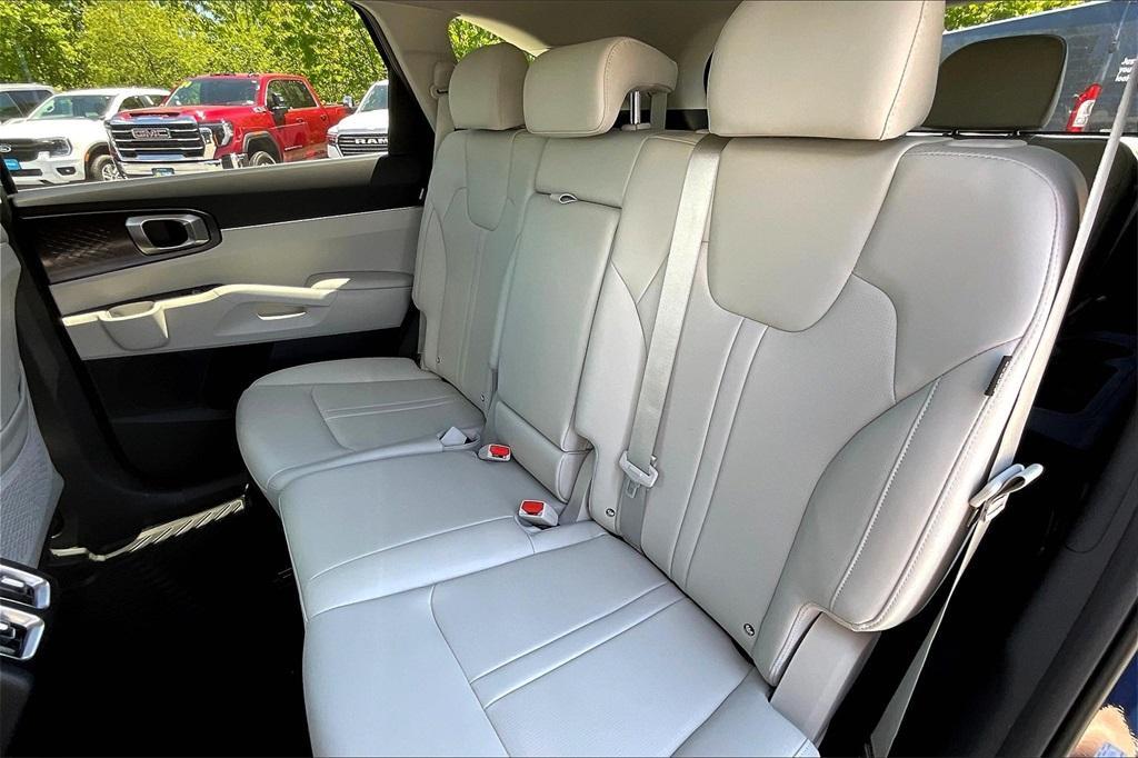 new 2025 Kia Sorento car, priced at $35,656