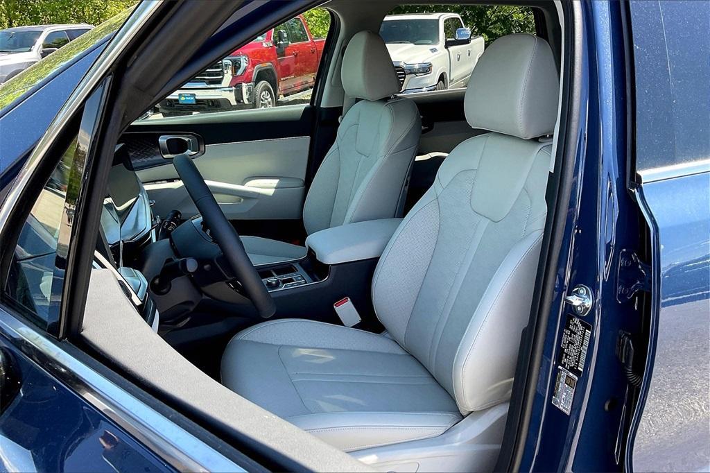 new 2025 Kia Sorento car, priced at $35,656