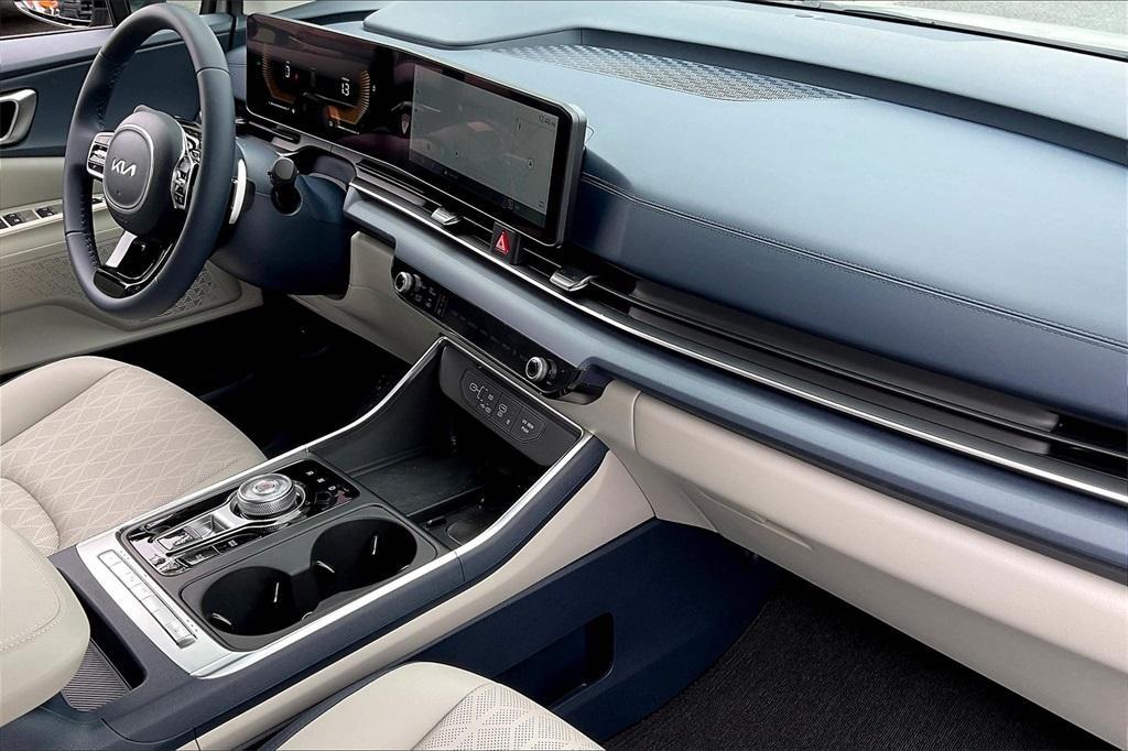 new 2025 Kia Carnival Hybrid car, priced at $40,895