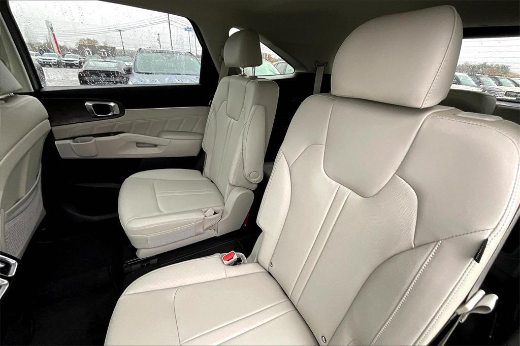 new 2025 Kia Sorento car, priced at $41,079