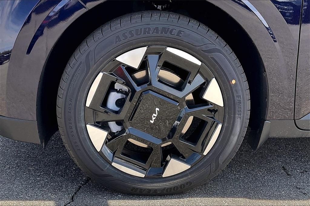 new 2025 Kia Carnival car, priced at $37,986