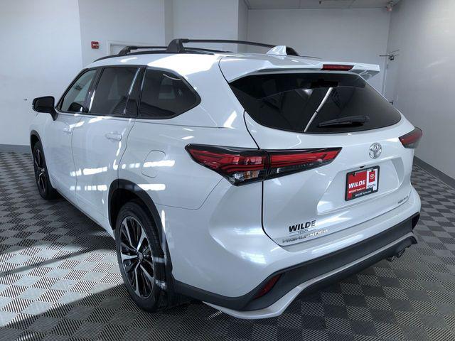 used 2022 Toyota Highlander car, priced at $39,995