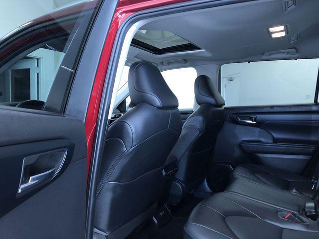 used 2022 Toyota Highlander car, priced at $35,994
