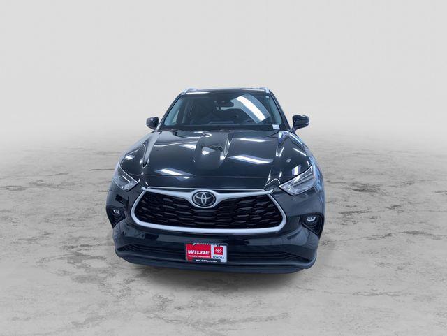 used 2022 Toyota Highlander car, priced at $31,966