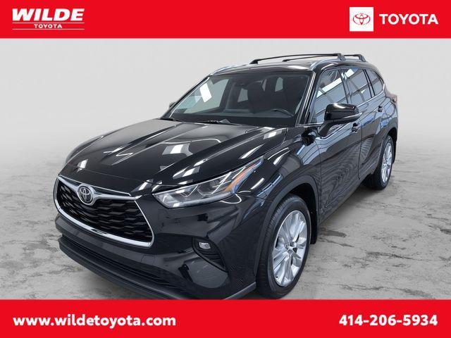 used 2022 Toyota Highlander car, priced at $39,990