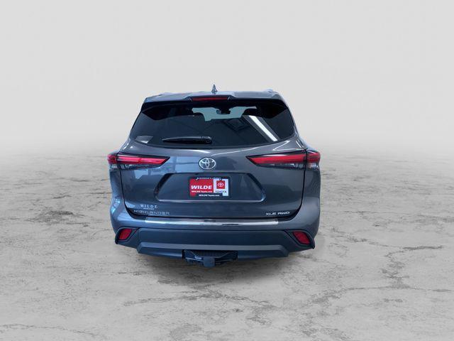 used 2022 Toyota Highlander car, priced at $34,995