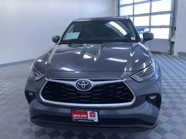 used 2022 Toyota Highlander car, priced at $34,995