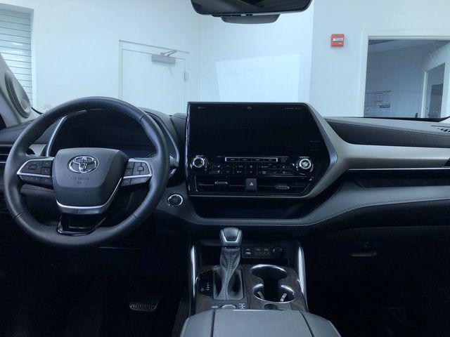 used 2022 Toyota Highlander car, priced at $42,995